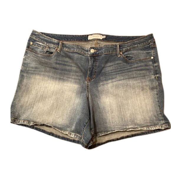 TORRID Denim Jean Shorts 26 Plus Size Stretch Lighter Wash Distressed - Picture 1 of 6